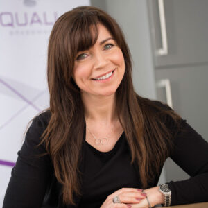 Julianna Andrews marknadschef, Aqualla/Adamsez